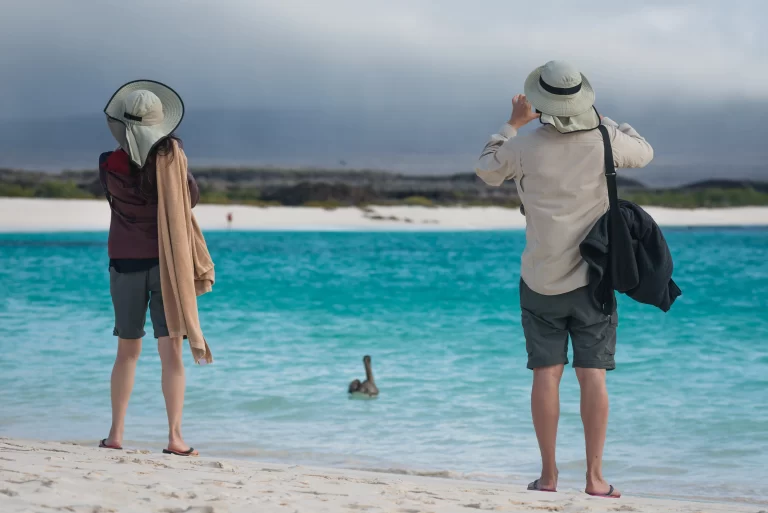 Galapagos, Tourists_family